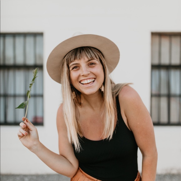 Meet your Posher, Alyssa - Picture 7 of 16